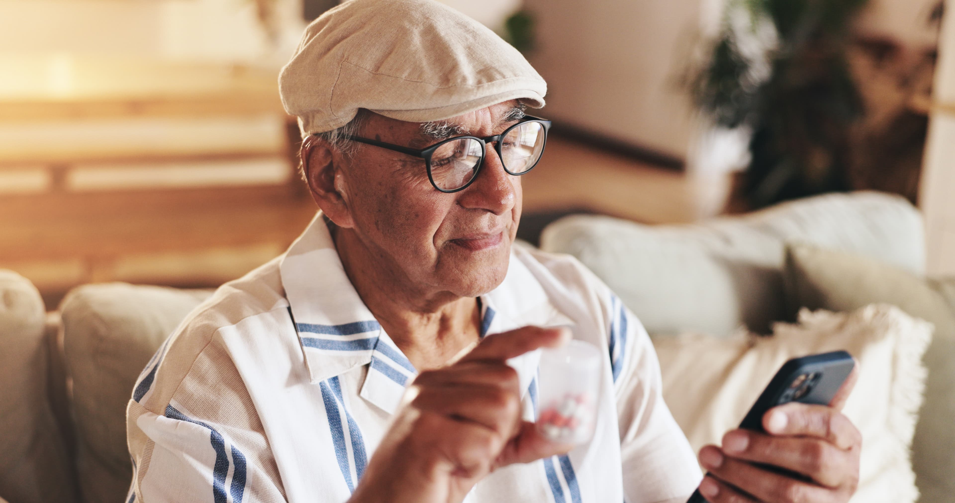Patient consultant son téléphone chez lui